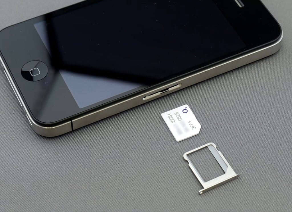 eSim มีหลักการทำงานไม่ต่างจาก SIM Card ทั่วไป เพียงแต่เป็นชิปที่ฝังลงในอุปกรณ์ตั้งแต่ต้น ไม่สามารถถอดออกได้